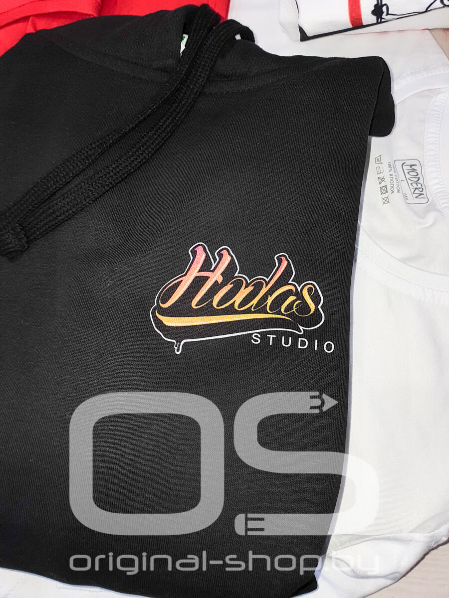Логотип Hodas Studio на толстовке