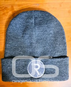 Вышивка логотипа R на шапке