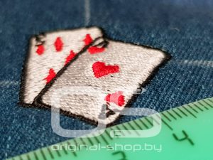 Вышивка игральных карт на джинсовой куртке